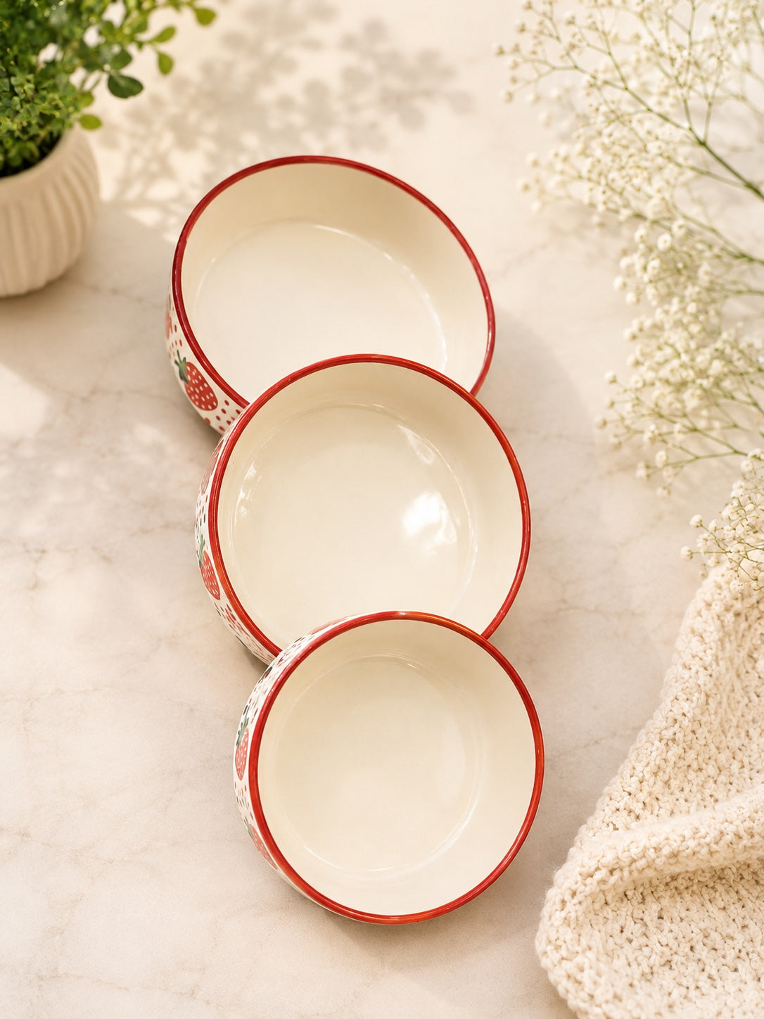 Strawberry patterned ceramic bowl set