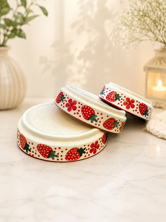 Strawberry patterned ceramic bowl set with lids
